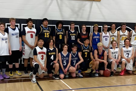 Eine Gruppe von Basketballspielern posiert gemeinsam auf dem Spielfeld der J.T. Foster High School.