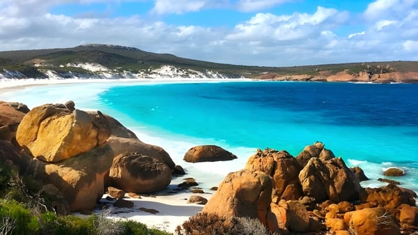 Küstenlandschaft mit türkisfarbenem Meer und felsigen Formationen nahe Kadina Memorial School.