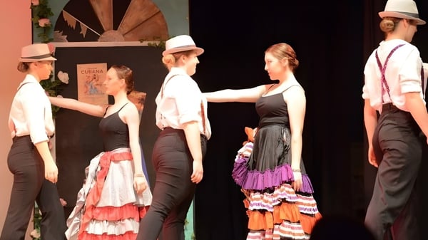 Schüler der Kaiapoi High School in traditioneller spanischer Kleidung während einer Tanzaufführung auf der Bühne.