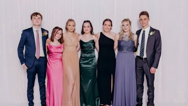 Eine Gruppe von sechs Personen in formeller Kleidung posiert vor neutralem Hintergrund am Kaikorai Valley College.