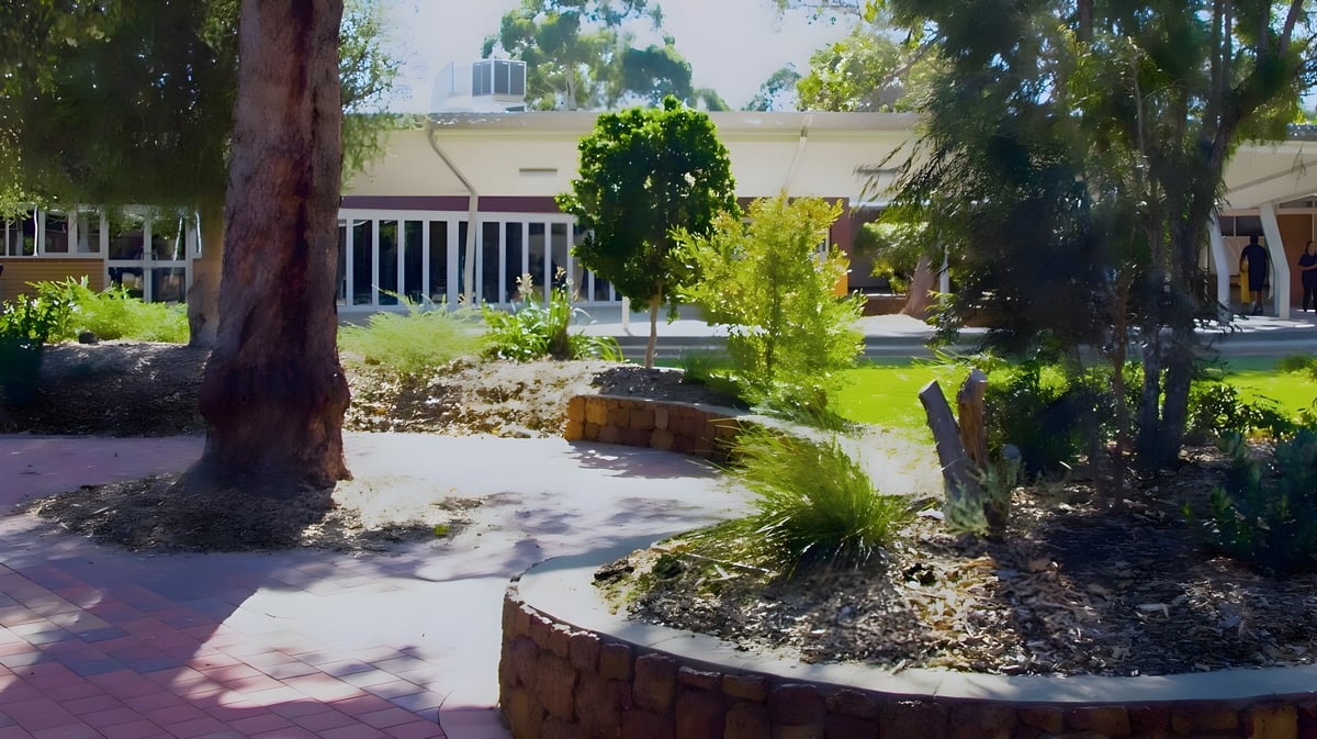 Ein gepflegter Garten mit Weg und Bäumen auf dem Gelände der Kalamunda Senior High School.