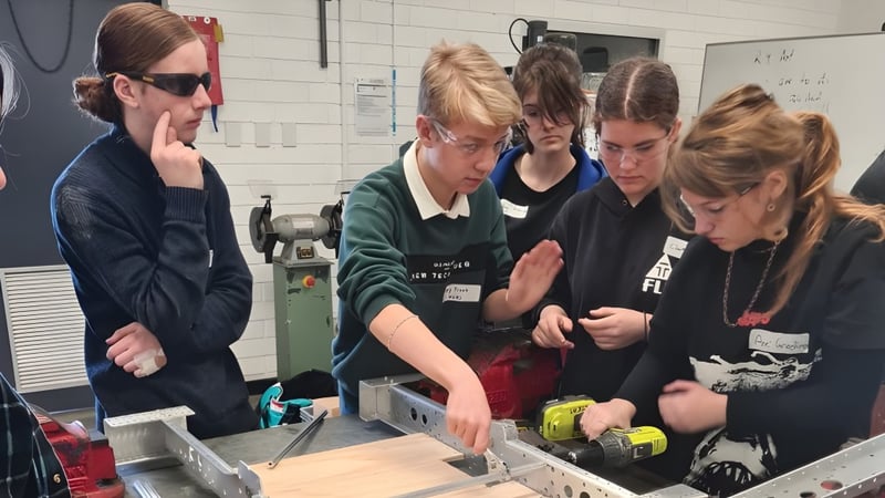Schüler der Kalamunda Senior High School untersuchen gemeinsam ein Gerät im Labor.