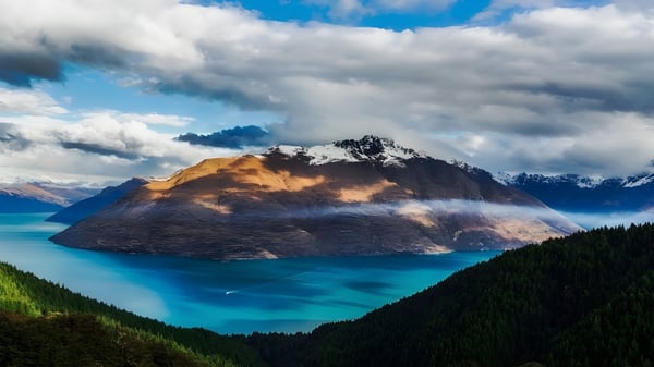 Ein majestätischer Berg erhebt sich über einem türkisen See, umgeben von grünen Wäldern auf dem Gelände der Kalamunda Senior High School.