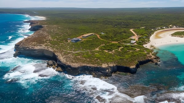 Eine grüne Halbinsel ragt ins türkisfarbene Wasser in der Nähe der Kangaroo Island Community Education.