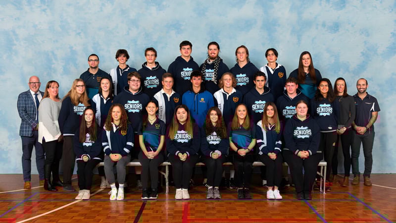 Eine Gruppe von Schülerinnen und Schülern des Kangaroo Island Community Education posiert in der Sporthalle.