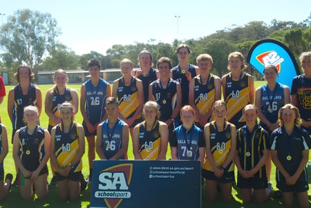 Eine Gruppe junger Athleten posiert gemeinsam auf dem Sportfeld der Kapunda High School.