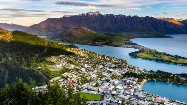Ein malerischer Bergsee mit umliegendem Wald nahe Katikati College.
