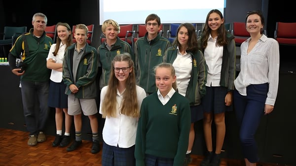 Eine Gruppe Schüler steht gemeinsam in einer Schulumgebung auf dem Campus des Katikati College.
