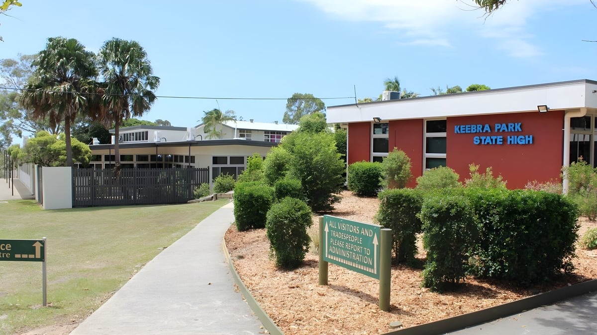 Der gepflasterte Weg führt durch einen angelegten Garten zum roten Backsteingebäude der Keebra Park State High School.