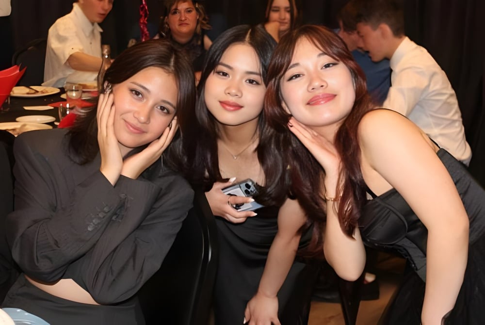 Eine Gruppe von Schülerinnen der Kelmscott Senior High School posiert zusammen bei einer Schulveranstaltung.