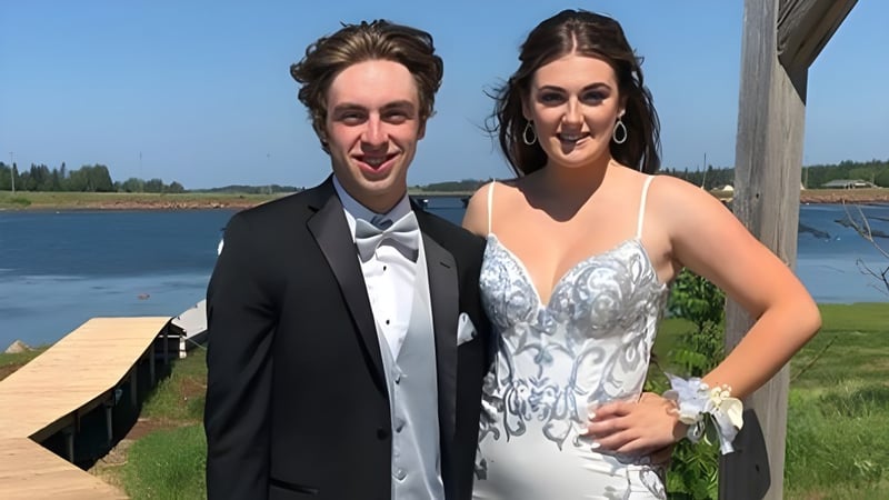 Ein Paar steht auf einem Holzsteg am Wasser auf dem Gelände der Kensington Intermediate Senior High School.