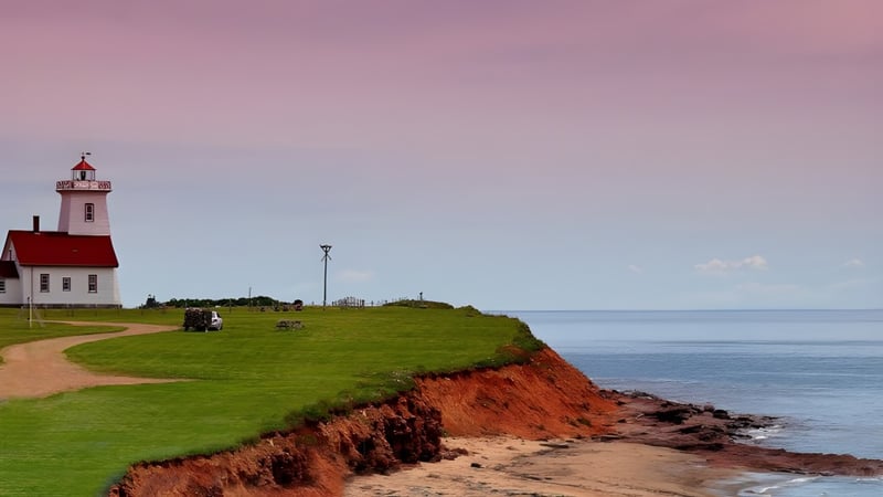 Der rote Leuchtturm auf der Klippe am Meer in der Nähe der Kensington Intermediate Senior High School.