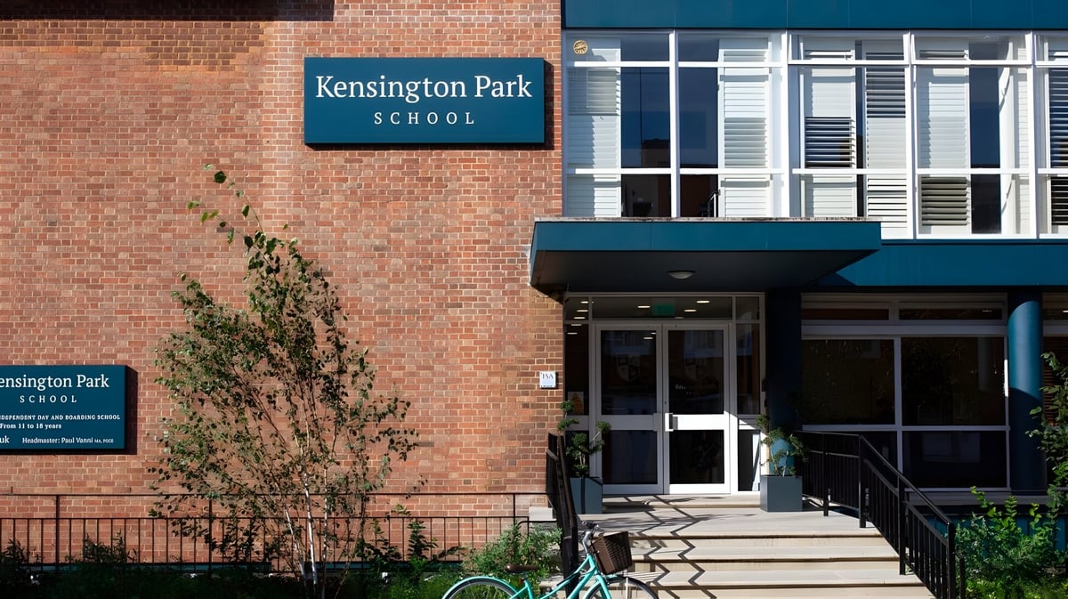 Das Backsteingebäude der Kensington Park School mit Eingang und Treppe ist von Grünpflanzen umgeben.
