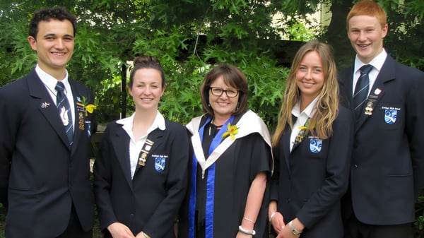 Eine Gruppe von fünf Personen in akademischen Talaren steht auf dem Gelände der Kerikeri High School im Freien.