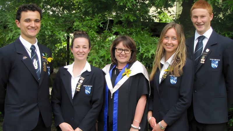 Eine Gruppe von fünf Personen in akademischen Talaren steht auf dem Gelände der Kerikeri High School im Freien.