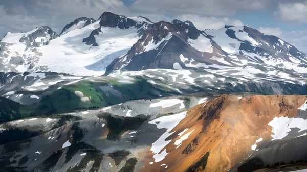 Die alpine Landschaft mit schneebedeckten Bergen ist in der Umgebung der Keystone School zu sehen.