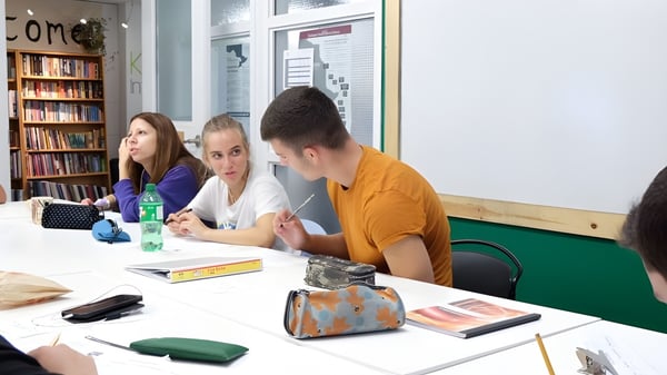 Drei Schüler sitzen an einem Tisch in der Bibliothek und lernen gemeinsam auf dem Campus der Keystone School.
