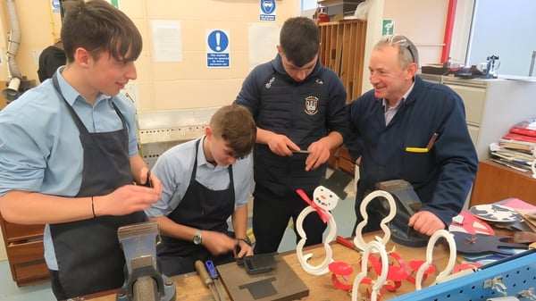 Schüler der Kilkenny City Vocational School arbeiten gemeinsam an einem Projekt in einer Werkstatt.