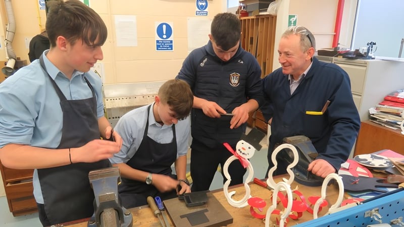 Schüler der Kilkenny City Vocational School arbeiten gemeinsam an einem Projekt in einer Werkstatt.