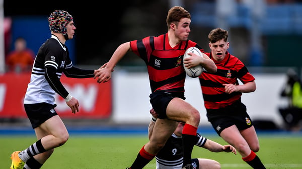Zwei Spieler beim Rugby-Tackle während eines Spiels auf dem Spielfeld des Kilkenny College.