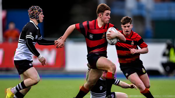 Schüler des Kilkenny College führen auf dem Rugbyfeld einen Zweikampf während eines Spiels im Stadion aus.