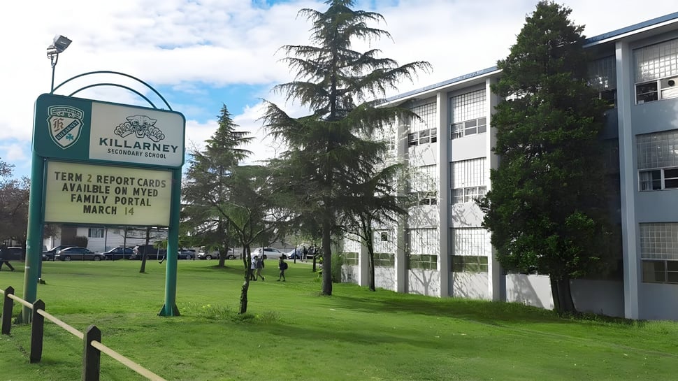 Das Gebäude der Killarney Secondary School ist hinter einem grünen Schild des Community Centers zu sehen.