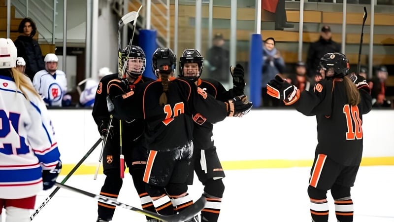 Schüler der Kimball Union Academy spielen Eishockey auf dem Eis vor Zuschauern.
