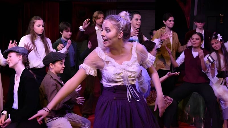 Eine Gruppe von Darstellern steht auf der Bühne im Theater der Kimbolton School.