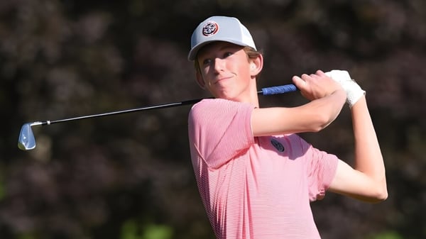 Eine Person mit weißer Mütze schlägt einen Golfschläger auf dem Golfplatz der King's Bruton.