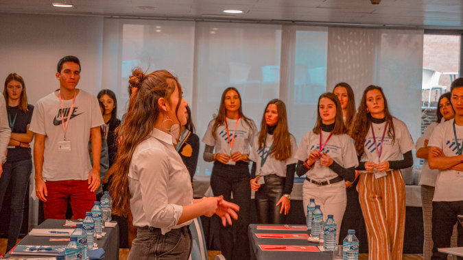 Eine Gruppe junger Menschen steht gemeinsam in einem Büro auf dem Campus des King's College.