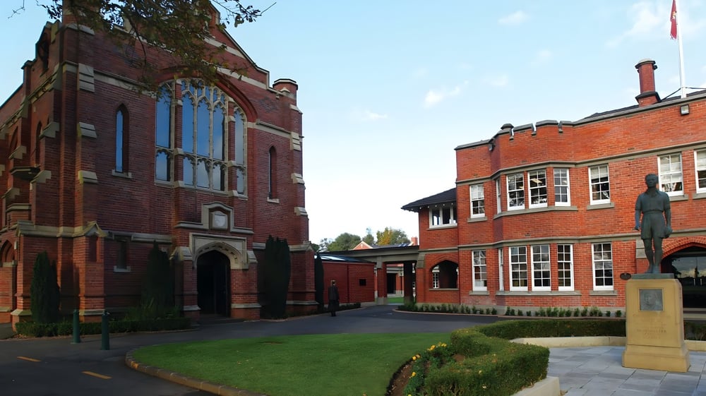 Das historische Backsteingebäude auf dem Campus des King's College ist von einem gepflegten Rasen umgeben.