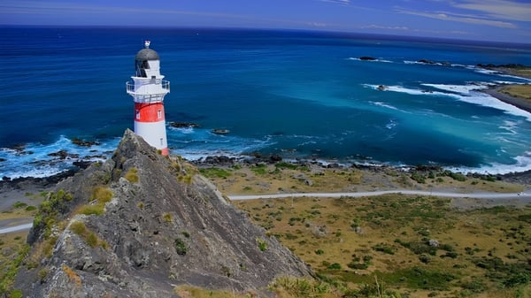 Ein Leuchtturm steht auf einer Klippe mit Blick auf das Meer auf dem Campus des King's College.