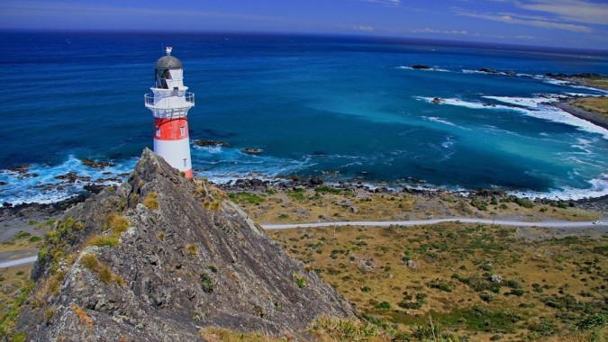 Ein Leuchtturm steht auf einer steilen Klippe mit Blick auf das Meer auf dem Gelände des King's College.