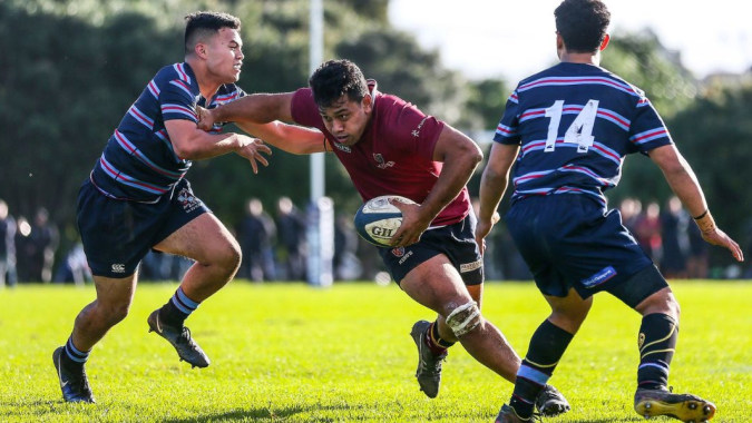 Schüler des King's College spielen ein Rugby-Match auf dem grünen Sportplatz.