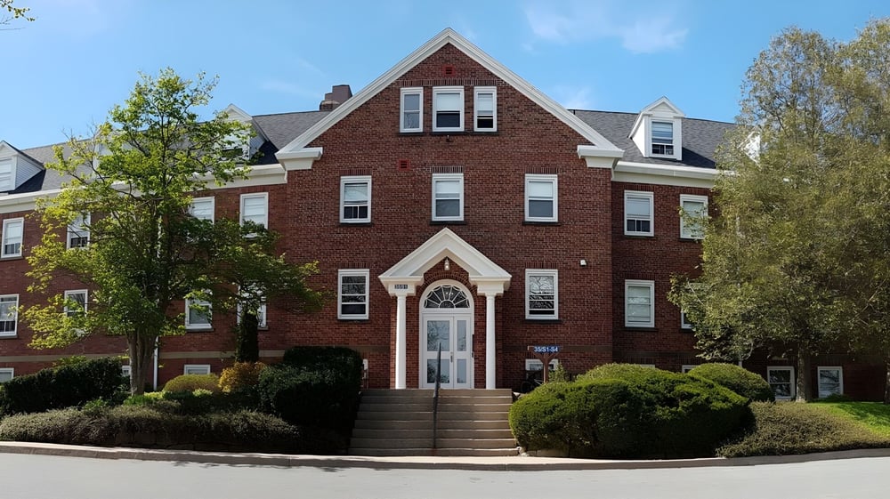 Das große Backsteingebäude der King’s-Edgehill School mit markantem Eingang und gepflegter Umgebung in einem Wohnviertel.