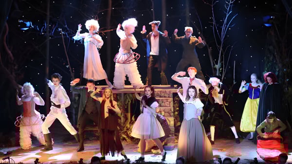 Schüler der King's School Rochester führen ein Theaterstück mit aufwendigen Kostümen unter einem Sternenhimmel auf.