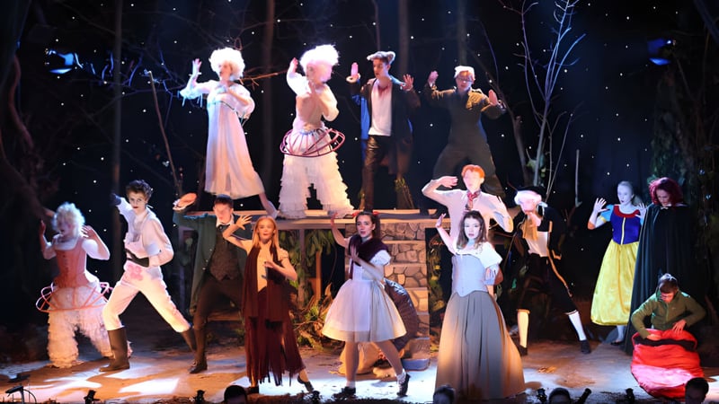 Schüler der King's School Rochester führen ein Theaterstück mit aufwendigen Kostümen unter einem Sternenhimmel auf.