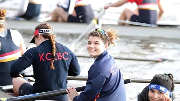 Eine Gruppe von Schülerinnen und Schülern der King's School nimmt an einer Wassersportaktivität im Freien teil.