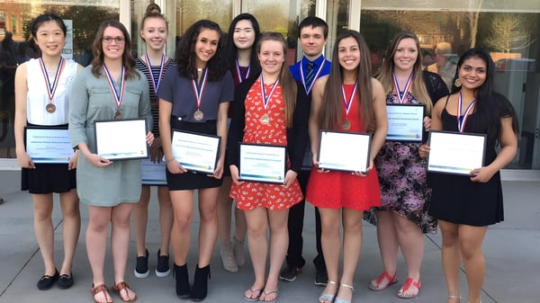Schülerinnen der Kingston Secondary School erhalten in feierlichem Rahmen Urkunden und Medaillen.