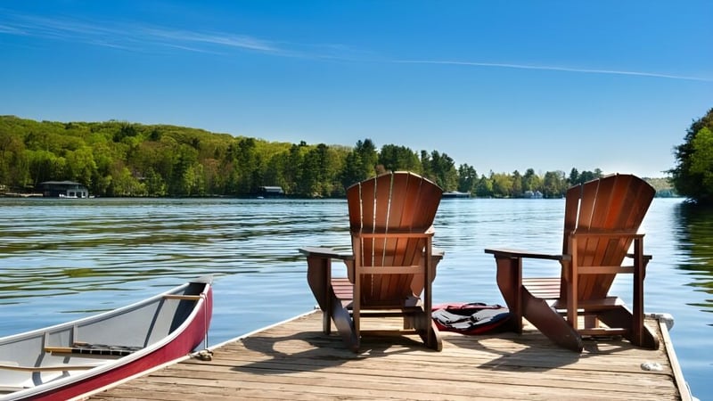 Zwei Holzstühle stehen auf einem Steg am See auf dem Gelände der Kingsville District High School.