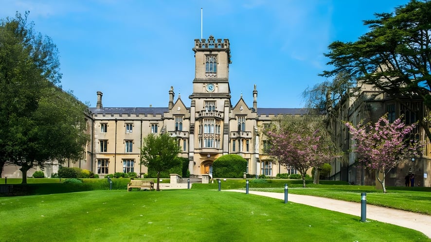 School Image - Kingswood School