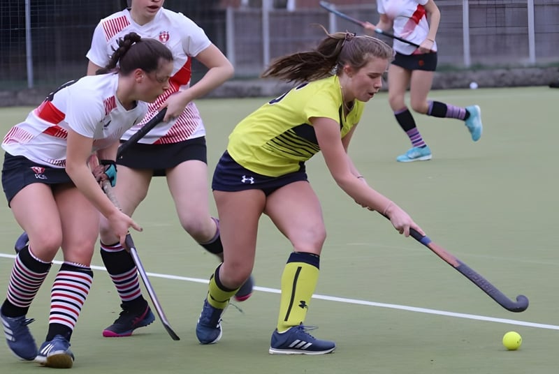 Eine Gruppe junger Frauen spielt Feldhockey auf dem Sportplatz der Kirkham Grammar School.