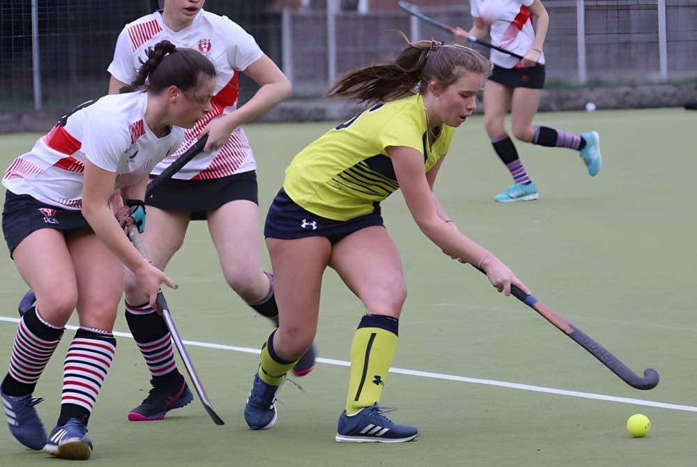 Eine Gruppe junger Frauen spielt Feldhockey auf dem Sportplatz der Kirkham Grammar School.