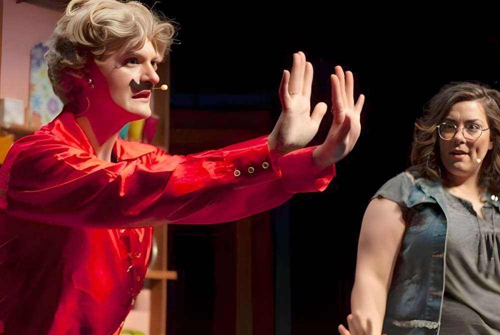 Zwei Frauen stehen in einem Raum mit bunter Kunst an den Wänden auf dem Campus der Kootenay River Secondary.
