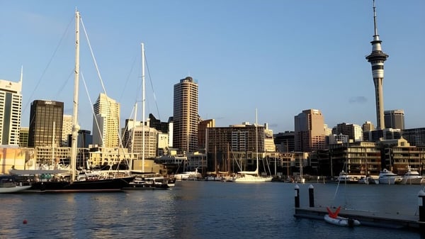 Blick auf den Hafen mit Segelbooten und der Skyline mit dem Auckland Sky Tower im Hintergrund vom Kuranui College aus.