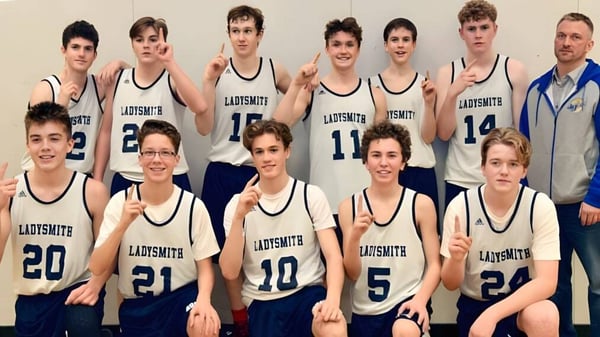 Die Basketballmannschaft der Ladysmith Secondary School posiert gemeinsam in der Sporthalle.