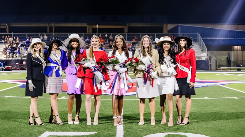 Eine Gruppe von Schülerinnen der Lafayette Christian Academy steht nachts auf dem Fußballfeld und hält Blumensträuße bei einer Feier.