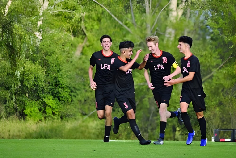 Eine Gruppe junger Fußballspieler in schwarzen Trikots läuft zusammen auf einem grünen Feld der Lake Forest Academy.