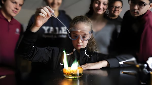 Eine Gruppe von Schülern der Lake Mary Preparatory School steht an einem Tisch mit Getränken.