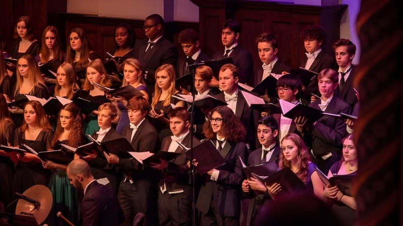 Schüler der Lake Orion High School führen eine musikalische Aufführung auf der Bühne in formeller Kleidung auf.